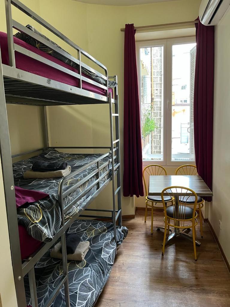 Lyonnais Hostal