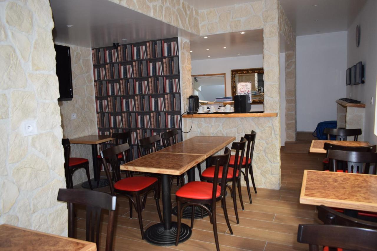 Lyonnais Hostal *